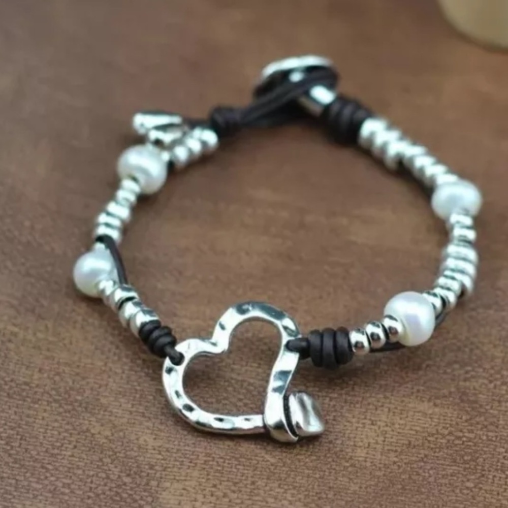 HAMMERED HEART • Bohemian bracelet • Silver beads and Pearls